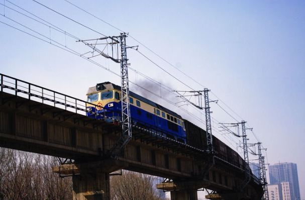 軌道交通|低功耗低電壓嵌入式工業(yè)主機在火車上的數據處理應用
